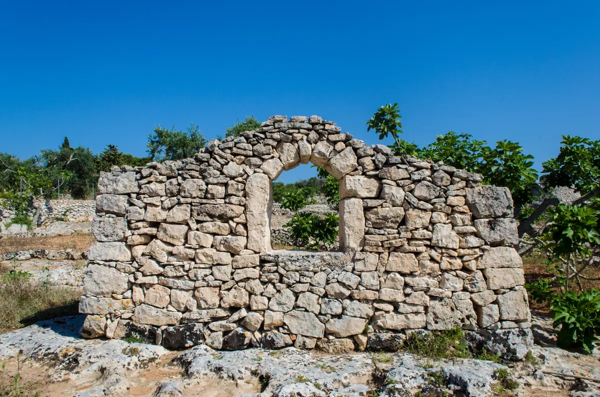Dry stone walls: the walk and the workshop