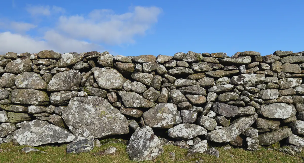 Puglia's dry stone walls, hands on